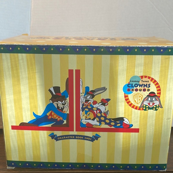 NWOT Warner Brothers Looney Tunes bookends. Bugs, Taz, Tweety & Sylvester. NW… - Picture 9 of 11
